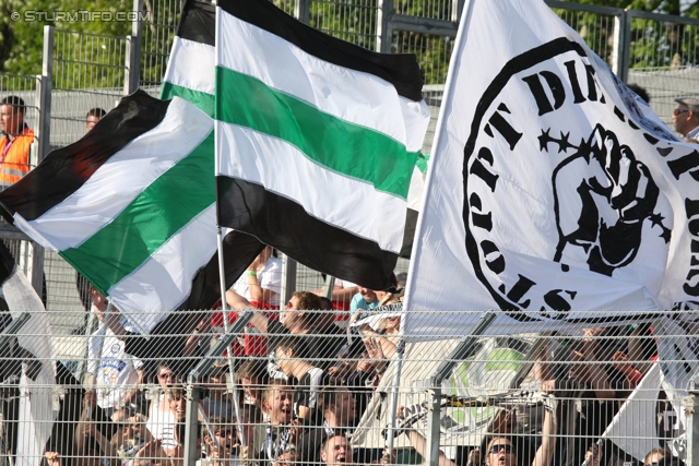 Wr. Neustadt - Sturm Graz
Oesterreichische Fussball Bundesliga, 33. Runde,  SC Wiener Neustadt - SK Sturm Graz, Stadion Wiener Neustadt, 05.05.2012. 

Foto zeigt Fans von Sturm
