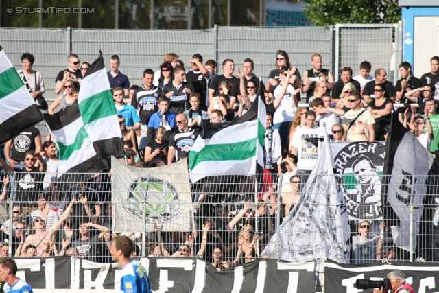 Wr. Neustadt - Sturm Graz
Oesterreichische Fussball Bundesliga, 33. Runde,  SC Wiener Neustadt - SK Sturm Graz, Stadion Wiener Neustadt, 05.05.2012. 

Foto zeigt Fans von Sturm
