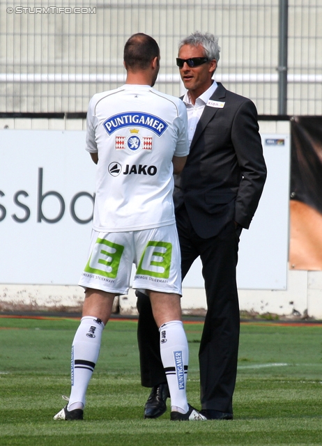 Wr. Neustadt - Sturm Graz
Oesterreichische Fussball Bundesliga, 33. Runde,  SC Wiener Neustadt - SK Sturm Graz, Stadion Wiener Neustadt, 05.05.2012. 

Foto zeigt Mario Haas (Sturm) und Michael Konsel
