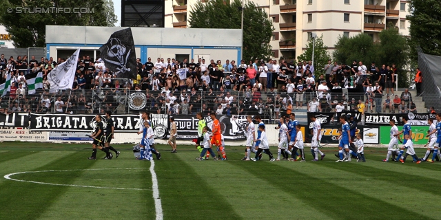 Wr. Neustadt - Sturm Graz
Oesterreichische Fussball Bundesliga, 33. Runde,  SC Wiener Neustadt - SK Sturm Graz, Stadion Wiener Neustadt, 05.05.2012. 

Foto zeigt das Schiedsrichterteam, die Mannschaft von Sturm und Mannschaft von Wr. Neustadt
