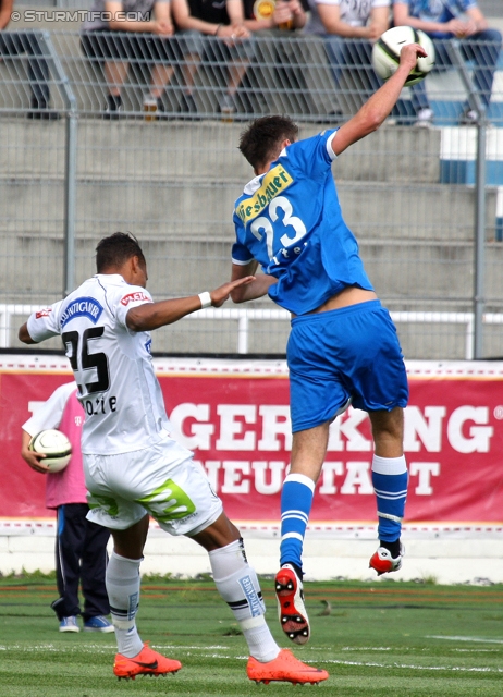 Wr. Neustadt - Sturm Graz
Oesterreichische Fussball Bundesliga, 33. Runde,  SC Wiener Neustadt - SK Sturm Graz, Stadion Wiener Neustadt, 05.05.2012. 

Foto zeigt Rubin Rafael Okotie (Sturm) und Mario Reiter (Wr. Neustadt)
