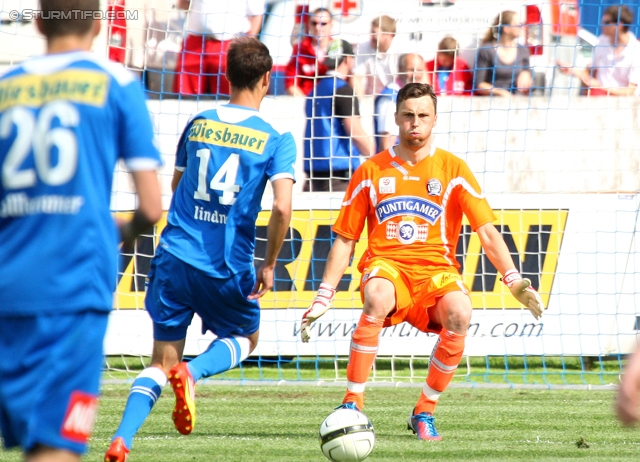 Wr. Neustadt - Sturm Graz
Oesterreichische Fussball Bundesliga, 33. Runde,  SC Wiener Neustadt - SK Sturm Graz, Stadion Wiener Neustadt, 05.05.2012. 

Foto zeigt Matthias Lindner (Wr. Neustadt) und Christian Gratzei (Sturm)
