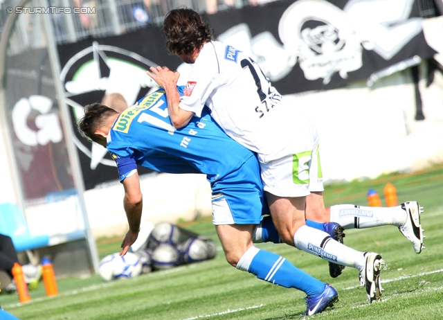 Wr. Neustadt - Sturm Graz
Oesterreichische Fussball Bundesliga, 33. Runde,  SC Wiener Neustadt - SK Sturm Graz, Stadion Wiener Neustadt, 05.05.2012. 

Foto zeigt Michael Madl (Wr. Neustadt) und Imre Szabics (Sturm)
