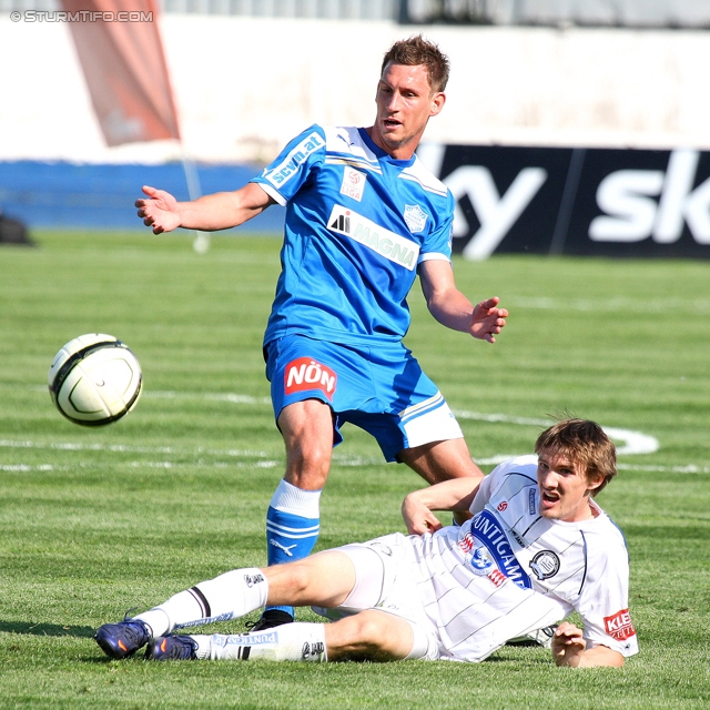 Wr. Neustadt - Sturm Graz
Oesterreichische Fussball Bundesliga, 33. Runde,  SC Wiener Neustadt - SK Sturm Graz, Stadion Wiener Neustadt, 05.05.2012. 

Foto zeigt Michael Madl (Wr. Neustadt) und Andreas Hoelzl (Sturm)
