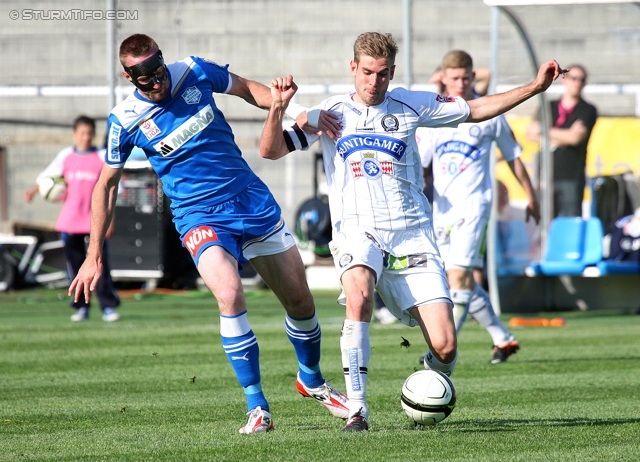 Wr. Neustadt - Sturm Graz
Oesterreichische Fussball Bundesliga, 33. Runde,  SC Wiener Neustadt - SK Sturm Graz, Stadion Wiener Neustadt, 05.05.2012. 

Foto zeigt Guenter Friesenbichler (Wr. Neustadt) und Manuel Weber (Sturm)
