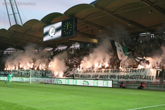 Sturm Graz - Admira
Oesterreichische Fussball Bundesliga, 34. Runde,  SK Sturm Graz - FC Admira, Stadion Liebenau Graz, 10.05.2012. 

Foto zeigt Fans von Sturm mit einer Choreografie
Schlüsselwörter: pyrotechnik