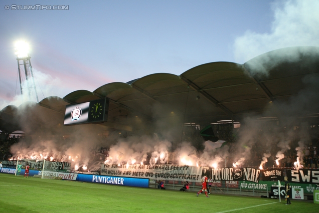 Sturm Graz - Admira
Oesterreichische Fussball Bundesliga, 34. Runde,  SK Sturm Graz - FC Admira, Stadion Liebenau Graz, 10.05.2012. 

Foto zeigt Fans von Sturm mit einer Choreografie
Schlüsselwörter: pyrotechnik