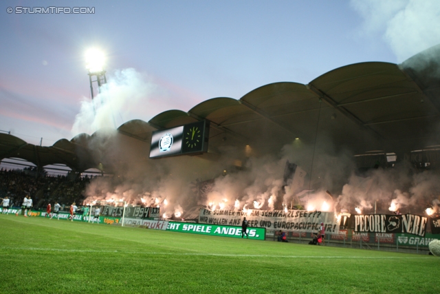 Sturm Graz - Admira
Oesterreichische Fussball Bundesliga, 34. Runde,  SK Sturm Graz - FC Admira, Stadion Liebenau Graz, 10.05.2012. 

Foto zeigt Fans von Sturm mit einer Choreografie
Schlüsselwörter: pyrotechnik