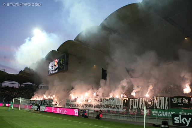 Sturm Graz - Admira
Oesterreichische Fussball Bundesliga, 34. Runde,  SK Sturm Graz - FC Admira, Stadion Liebenau Graz, 10.05.2012. 

Foto zeigt Fans von Sturm mit einer Choreografie
Schlüsselwörter: pyrotechnik