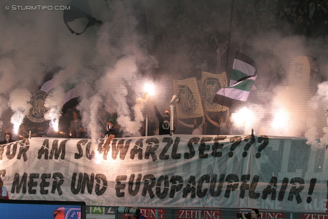 Sturm Graz - Admira
Oesterreichische Fussball Bundesliga, 34. Runde,  SK Sturm Graz - FC Admira, Stadion Liebenau Graz, 10.05.2012. 

Foto zeigt Fans von Sturm mit einer Choreografie
Schlüsselwörter: pyrotechnik