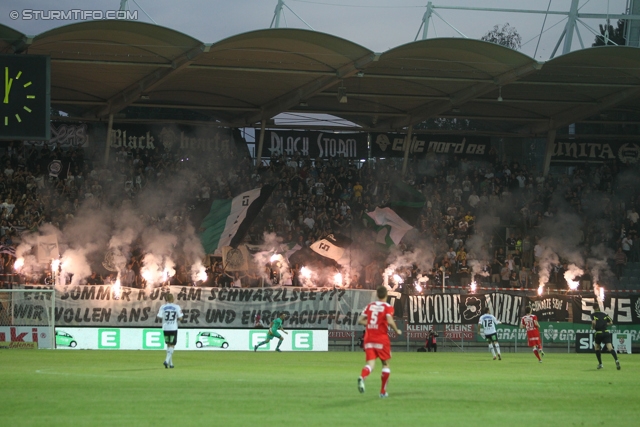 Sturm Graz - Admira
Oesterreichische Fussball Bundesliga, 34. Runde,  SK Sturm Graz - FC Admira, Stadion Liebenau Graz, 10.05.2012. 

Foto zeigt Fans von Sturm mit einer Choreografie
Schlüsselwörter: pyrotechnik