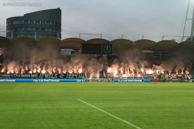 Sturm Graz - Admira
Oesterreichische Fussball Bundesliga, 34. Runde,  SK Sturm Graz - FC Admira, Stadion Liebenau Graz, 10.05.2012. 

Foto zeigt Fans von Sturm mit einer Choreografie
Schlüsselwörter: pyrotechnik