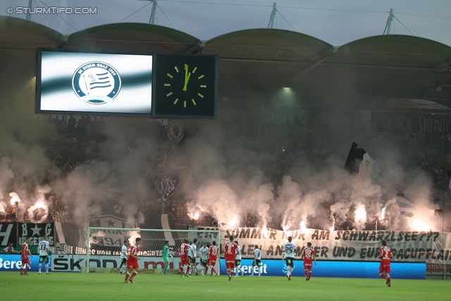 Sturm Graz - Admira
Oesterreichische Fussball Bundesliga, 34. Runde,  SK Sturm Graz - FC Admira, Stadion Liebenau Graz, 10.05.2012. 

Foto zeigt Fans von Sturm mit einer Choreografie
Schlüsselwörter: pyrotechnik