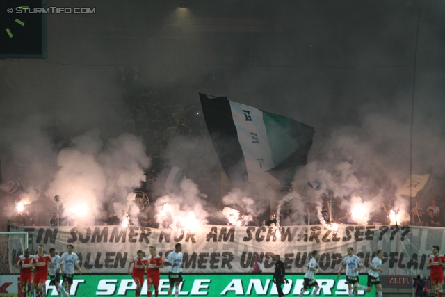 Sturm Graz - Admira
Oesterreichische Fussball Bundesliga, 34. Runde,  SK Sturm Graz - FC Admira, Stadion Liebenau Graz, 10.05.2012. 

Foto zeigt Fans von Sturm mit einer Choreografie
Schlüsselwörter: pyrotechnik