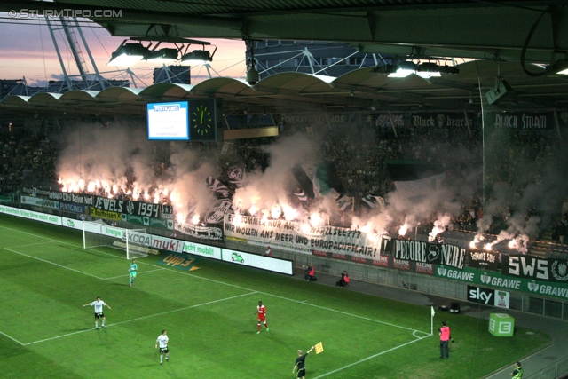 Sturm Graz - Admira
Oesterreichische Fussball Bundesliga, 34. Runde,  SK Sturm Graz - FC Admira, Stadion Liebenau Graz, 10.05.2012. 

Foto zeigt Fans von Sturm mit einer Choreografie
Schlüsselwörter: pyrotechnik