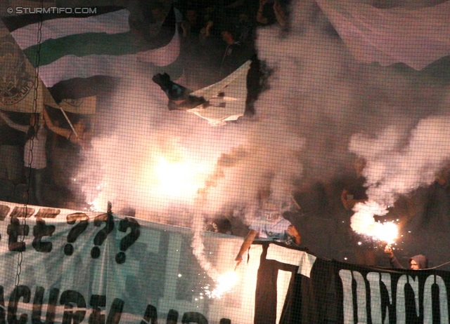 Sturm Graz - Admira
Oesterreichische Fussball Bundesliga, 34. Runde,  SK Sturm Graz - FC Admira, Stadion Liebenau Graz, 10.05.2012. 

Foto zeigt Fans von Sturm mit einer Choreografie
Schlüsselwörter: pyrotechnik