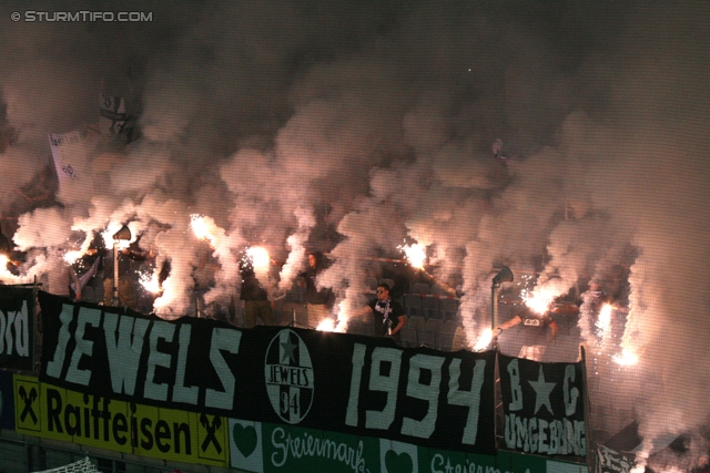 Sturm Graz - Admira
Oesterreichische Fussball Bundesliga, 34. Runde,  SK Sturm Graz - FC Admira, Stadion Liebenau Graz, 10.05.2012. 

Foto zeigt Fans von Sturm mit einer Choreografie
Schlüsselwörter: pyrotechnik