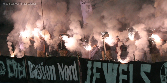 Sturm Graz - Admira
Oesterreichische Fussball Bundesliga, 34. Runde,  SK Sturm Graz - FC Admira, Stadion Liebenau Graz, 10.05.2012. 

Foto zeigt Fans von Sturm mit einer Choreografie
Schlüsselwörter: pyrotechnik