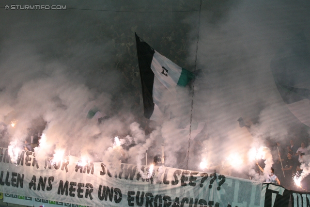 Sturm Graz - Admira
Oesterreichische Fussball Bundesliga, 34. Runde,  SK Sturm Graz - FC Admira, Stadion Liebenau Graz, 10.05.2012. 

Foto zeigt Fans von Sturm mit einer Choreografie
Schlüsselwörter: pyrotechnik