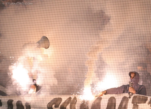 Sturm Graz - Admira
Oesterreichische Fussball Bundesliga, 34. Runde,  SK Sturm Graz - FC Admira, Stadion Liebenau Graz, 10.05.2012. 

Foto zeigt Fans von Sturm
Schlüsselwörter: pyrotechnik