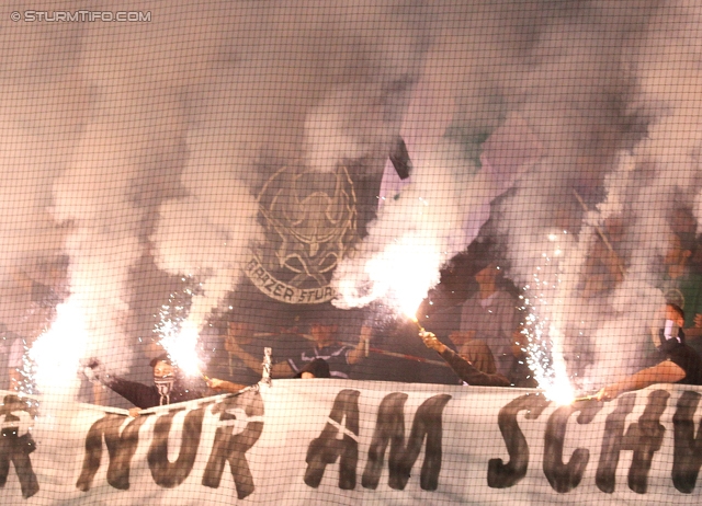 Sturm Graz - Admira
Oesterreichische Fussball Bundesliga, 34. Runde,  SK Sturm Graz - FC Admira, Stadion Liebenau Graz, 10.05.2012. 

Foto zeigt Fans von Sturm
Schlüsselwörter: pyrotechnik