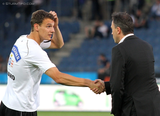 Sturm Graz - Admira
Oesterreichische Fussball Bundesliga, 34. Runde,  SK Sturm Graz - FC Admira, Stadion Liebenau Graz, 10.05.2012. 

Foto zeigt Florian Neuhold (Sturm) und Christian Jauk (Praesident Sturm)
Schlüsselwörter: dank