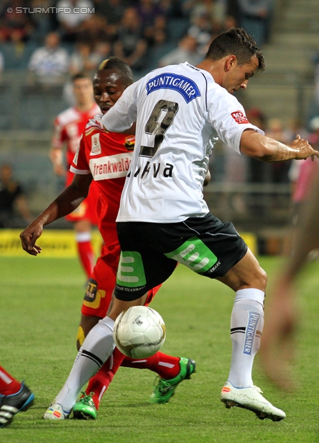 Sturm Graz - Admira
Oesterreichische Fussball Bundesliga, 34. Runde,  SK Sturm Graz - FC Admira, Stadion Liebenau Graz, 10.05.2012. 

Foto zeigt Patrick Mevoungou (Admira) und Haris Bukva (Sturm)
