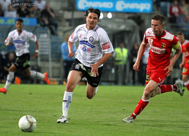 Sturm Graz - Admira
Oesterreichische Fussball Bundesliga, 34. Runde,  SK Sturm Graz - FC Admira, Stadion Liebenau Graz, 10.05.2012. 

Foto zeigt Imre Szabics (Sturm) und Gernot Plassnegger (Admira)
