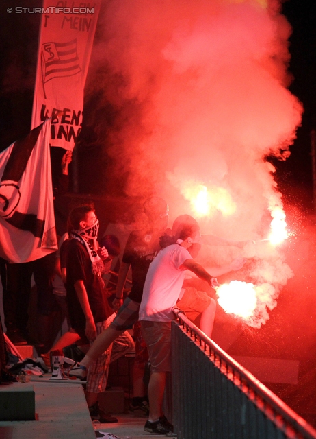 Sturm Amateure - Leoben
Regionalliga Mitte, 26. Runde,  Sturm Graz Amateure - DSV Leoben, Trainingszentrum Messendorf, 11.05.2012. 

Foto zeigt Fans der Sturm Amateure
Schlüsselwörter: pyrotechnik