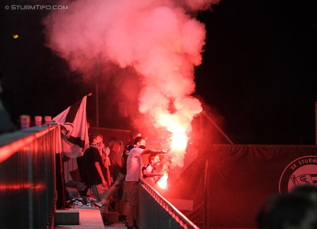 Sturm Amateure - Leoben
Regionalliga Mitte, 26. Runde,  Sturm Graz Amateure - DSV Leoben, Trainingszentrum Messendorf, 11.05.2012. 

Foto zeigt Fans der Sturm Amateure
Schlüsselwörter: pyrotechnik