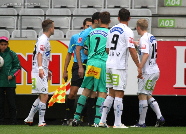 Innsbruck - Sturm Graz
Oesterreichische Fussball Bundesliga, 35. Runde,  Wacker Innsbruck - SK Sturm Graz, Tivoli Stadion Innsbruck, 13.05.2012. 

Foto zeigt Christian Klem (Sturm), Schiedsrichter Damien Carrel, Christian Gratzei (Sturm), Haris Bukva (Sturm) und Florian Kainz (Sturm)
