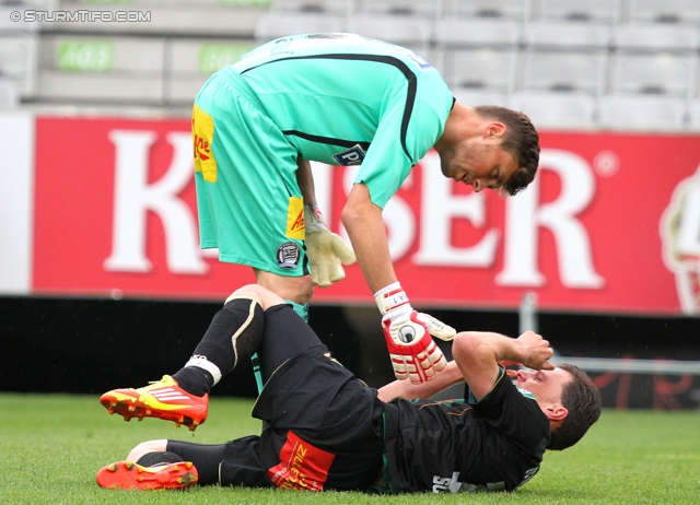 Innsbruck - Sturm Graz
Oesterreichische Fussball Bundesliga, 35. Runde,  Wacker Innsbruck - SK Sturm Graz, Tivoli Stadion Innsbruck, 13.05.2012. 

Foto zeigt Christian Gratzei (Sturm) und Marcel Schreter (Innsbruck)
Schlüsselwörter: foul