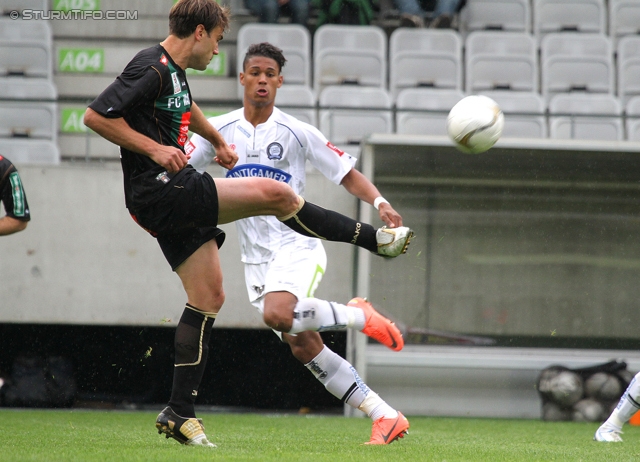 Innsbruck - Sturm Graz
Oesterreichische Fussball Bundesliga, 35. Runde,  Wacker Innsbruck - SK Sturm Graz, Tivoli Stadion Innsbruck, 13.05.2012. 

Foto zeigt Inaki Bea Jauregui (Innsbruck) und Rubin Rafael Okotie (Sturm)
