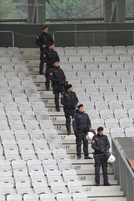 Innsbruck - Sturm Graz
Oesterreichische Fussball Bundesliga, 35. Runde,  Wacker Innsbruck - SK Sturm Graz, Tivoli Stadion Innsbruck, 13.05.2012. 

Foto zeigt Polizei
