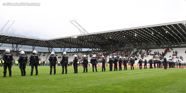 Innsbruck - Sturm Graz
Oesterreichische Fussball Bundesliga, 35. Runde,  Wacker Innsbruck - SK Sturm Graz, Tivoli Stadion Innsbruck, 13.05.2012. 

Foto zeigt Polizei am Spielfeld
