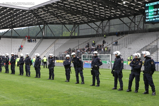 Innsbruck - Sturm Graz
Oesterreichische Fussball Bundesliga, 35. Runde,  Wacker Innsbruck - SK Sturm Graz, Tivoli Stadion Innsbruck, 13.05.2012. 

Foto zeigt Polizei am Spielfeld
