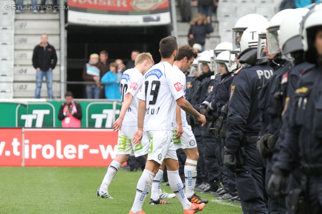 Innsbruck - Sturm Graz
Oesterreichische Fussball Bundesliga, 35. Runde,  Wacker Innsbruck - SK Sturm Graz, Tivoli Stadion Innsbruck, 13.05.2012. 

Foto zeigt Darko Bodul (Sturm) und Polizei
