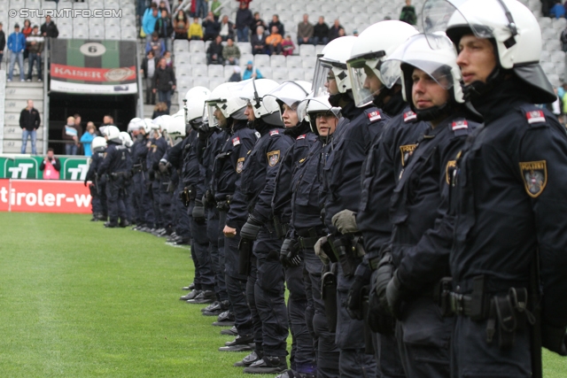 Innsbruck - Sturm Graz
Oesterreichische Fussball Bundesliga, 35. Runde,  Wacker Innsbruck - SK Sturm Graz, Tivoli Stadion Innsbruck, 13.05.2012. 

Foto zeigt Polizei am Spielfeld
