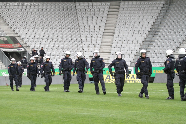 Innsbruck - Sturm Graz
Oesterreichische Fussball Bundesliga, 35. Runde,  Wacker Innsbruck - SK Sturm Graz, Tivoli Stadion Innsbruck, 13.05.2012. 

Foto zeigt Polizei am Spielfeld
