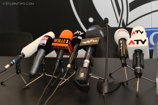 Pressekonferenz Sturm Graz
Oesterreichische Fussball Bundesliga, SK Sturm Graz Pressekonferenz, Stadion Liebenau Graz, 16.05.2012.

Foto zeigt ein Feature mit Mikrofonen
