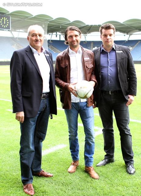 Pressekonferenz Sturm Graz
Oesterreichische Fussball Bundesliga, SK Sturm Graz Pressekonferenz, Stadion Liebenau Graz, 16.05.2012.

Foto zeigt Paul Gludovatz (sportl. Geschaeftsfuehrer Sturm), Peter Hyballa (design. Cheftrainer Sturm) und Christopher Houben (wirtschaftl. Geschaeftsfuehrer Sturm)
