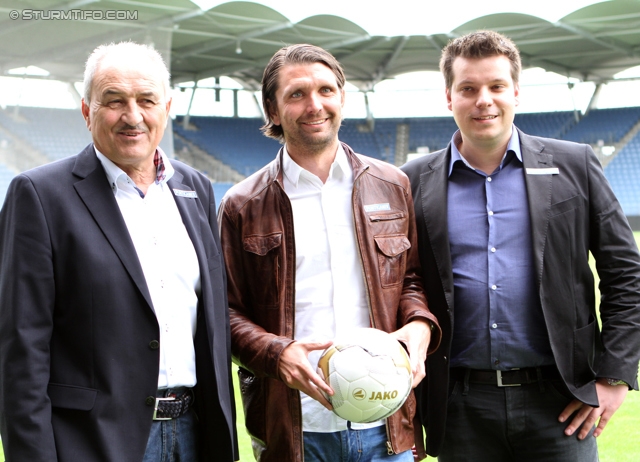 Pressekonferenz Sturm Graz
Oesterreichische Fussball Bundesliga, SK Sturm Graz Pressekonferenz, Stadion Liebenau Graz, 16.05.2012.

Foto zeigt Paul Gludovatz (sportl. Geschaeftsfuehrer Sturm), Peter Hyballa (design. Cheftrainer Sturm) und Christopher Houben (wirtschaftl. Geschaeftsfuehrer Sturm)
