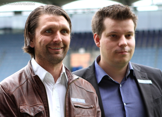 Pressekonferenz Sturm Graz
Oesterreichische Fussball Bundesliga, SK Sturm Graz Pressekonferenz, Stadion Liebenau Graz, 16.05.2012.

Foto zeigt Paul Gludovatz (sportl. Geschaeftsfuehrer Sturm), Peter Hyballa (design. Cheftrainer Sturm) und Christopher Houben (wirtschaftl. Geschaeftsfuehrer Sturm)
