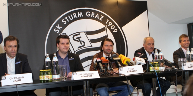 Pressekonferenz Sturm Graz
Oesterreichische Fussball Bundesliga, SK Sturm Graz Pressekonferenz, Stadion Liebenau Graz, 16.05.2012.

Foto zeigt Christian Jauk (Praesident Sturm), Christopher Houben (wirtschaftl. Geschaeftsfuehrer Sturm), Peter Hyballa (design. Cheftrainer Sturm), Paul Gludovatz (sportl. Geschaeftsfuehrer Sturm) und Friedrich Santner (Aufsichtsratvorsitzender Sturm)
