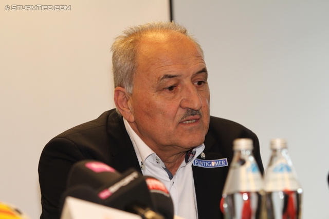 Pressekonferenz Sturm Graz
Oesterreichische Fussball Bundesliga, SK Sturm Graz Pressekonferenz, Stadion Liebenau Graz, 16.05.2012.

Foto zeigt Paul Gludovatz (sportl. Geschaeftsfuehrer Sturm)
Schlüsselwörter: nachdenklich