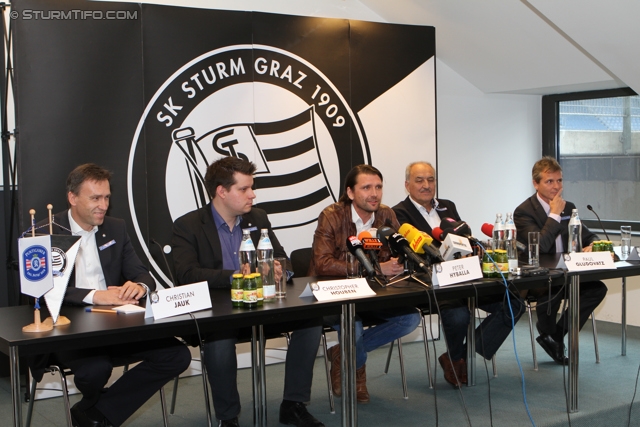 Pressekonferenz Sturm Graz
Oesterreichische Fussball Bundesliga, SK Sturm Graz Pressekonferenz, Stadion Liebenau Graz, 16.05.2012.

Foto zeigt Christian Jauk (Praesident Sturm), Christopher Houben (wirtschaftl. Geschaeftsfuehrer Sturm), Peter Hyballa (design. Cheftrainer Sturm), Paul Gludovatz (sportl. Geschaeftsfuehrer Sturm) und Friedrich Santner (Aufsichtsratvorsitzender Sturm)
