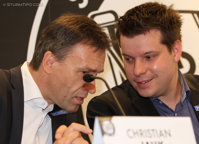 Pressekonferenz Sturm Graz
Oesterreichische Fussball Bundesliga, SK Sturm Graz Pressekonferenz, Stadion Liebenau Graz, 16.05.2012.

Foto zeigt Christian Jauk (Praesident Sturm) und Christopher Houben (wirtschaftl. Geschaeftsfuehrer Sturm)
