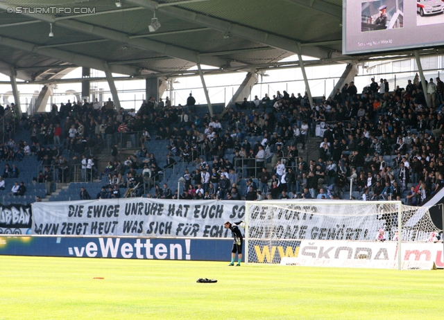 Sturm Graz - Austria Wien
Oesterreichische Fussball Bundesliga, 36. Runde,  SK Sturm Graz - FK Austria Wien, Stadion Liebenau Graz, 17.05.2012. 

Foto zeigt Fans von Sturm mit einem Spruchband
