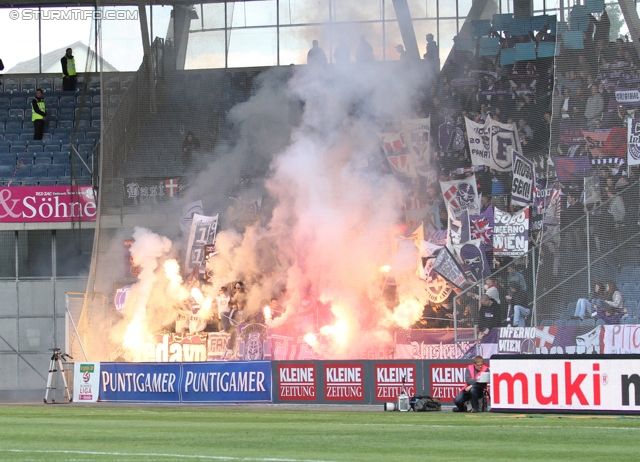 Sturm Graz - Austria Wien
Oesterreichische Fussball Bundesliga, 36. Runde,  SK Sturm Graz - FK Austria Wien, Stadion Liebenau Graz, 17.05.2012. 

Foto zeigt Fans von Austria Wien
Schlüsselwörter: pyrotechnik