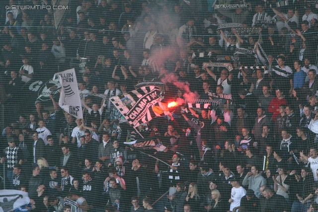 Sturm Graz - Austria Wien
Oesterreichische Fussball Bundesliga, 36. Runde,  SK Sturm Graz - FK Austria Wien, Stadion Liebenau Graz, 17.05.2012. 

Foto zeigt Fans von Sturm
Schlüsselwörter: pyrotechnik